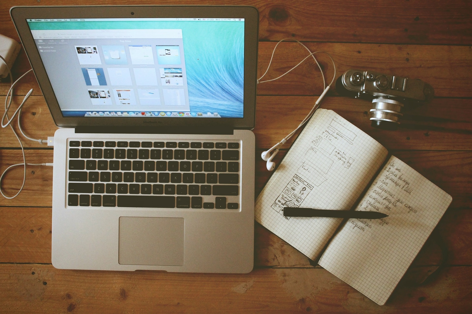 apple laptop on desk